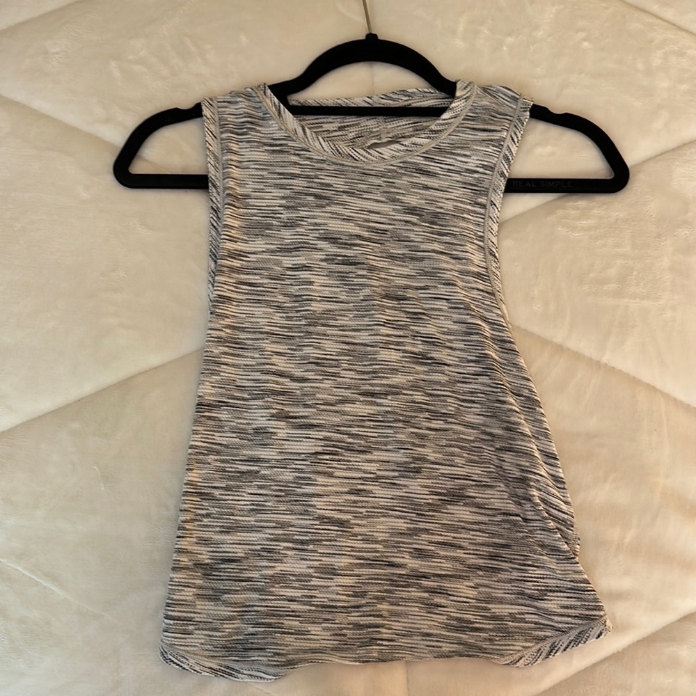 Lululemon black and white cropped tank